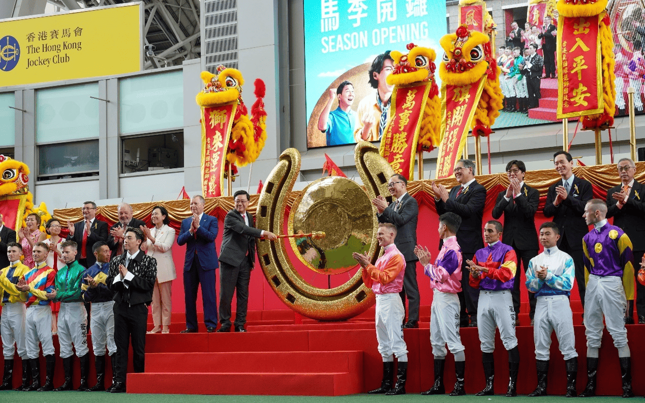 香港赛马会2025/26年度赛马季开锣，逾4.3万观众见证
