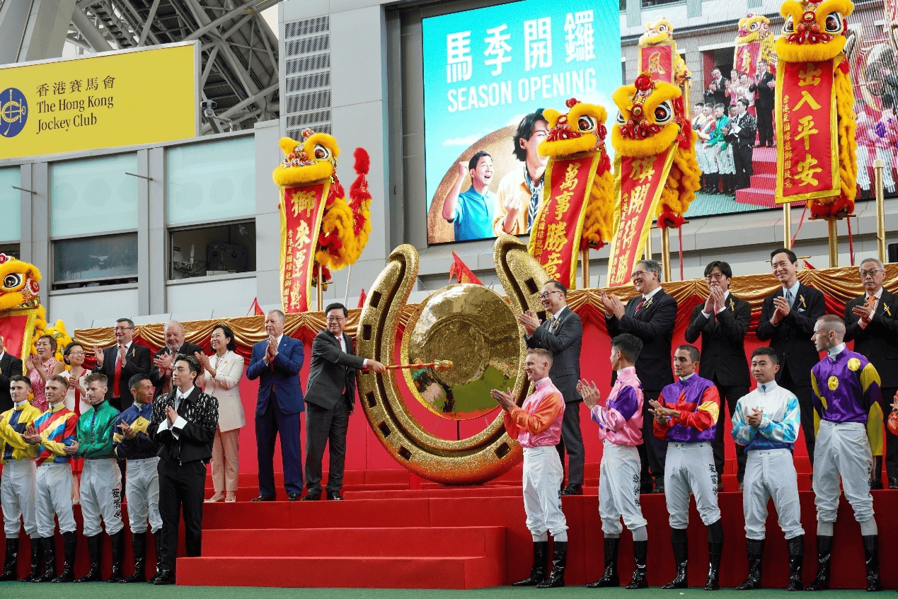 逾4.3万观众现场见证！香港赛马会2025/26年度赛马季开锣